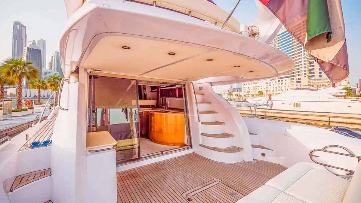 Арнеда яхты Sunseeker 64 с флайбриджем в Дубае, ОАЭ